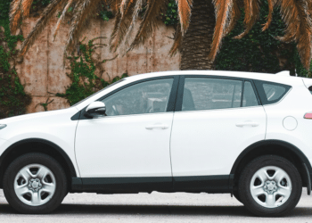 What is the Difference Between a Hybrid and an Electric Car
