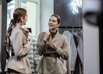 What Defines An Immersive Retail Environment, and How Does It Differ From Traditional Store Design (2)