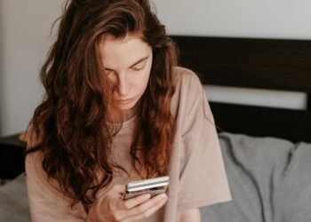 Anti‑Doomscrolling Influencers Promotes Healthier Online Habits