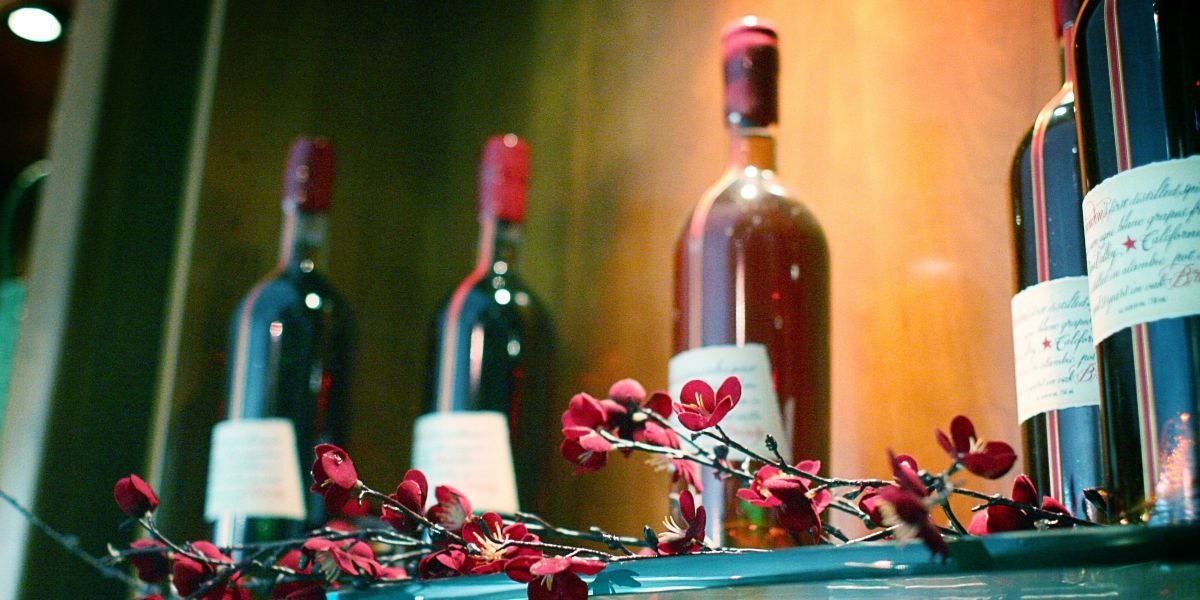 Sip in Style: Excellent Valentine’s Day Wines to Pair With Romantic Content Creations